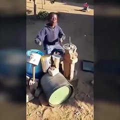 Ce jeune maestro s'est fabriqué une batterie avec les moyens du bord