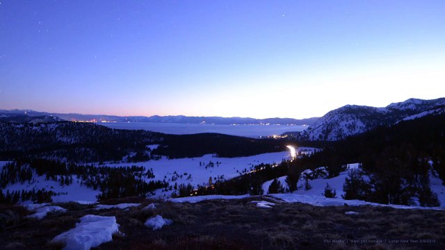 Les étoiles vues de nuit au dessus du lac Tahoe - Time Lapse exceptionnel
