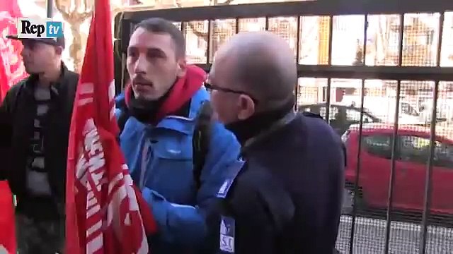 Milano, macerie alla sede Aler il blitz dei centri sociali contro il degrado (720p Full HD)