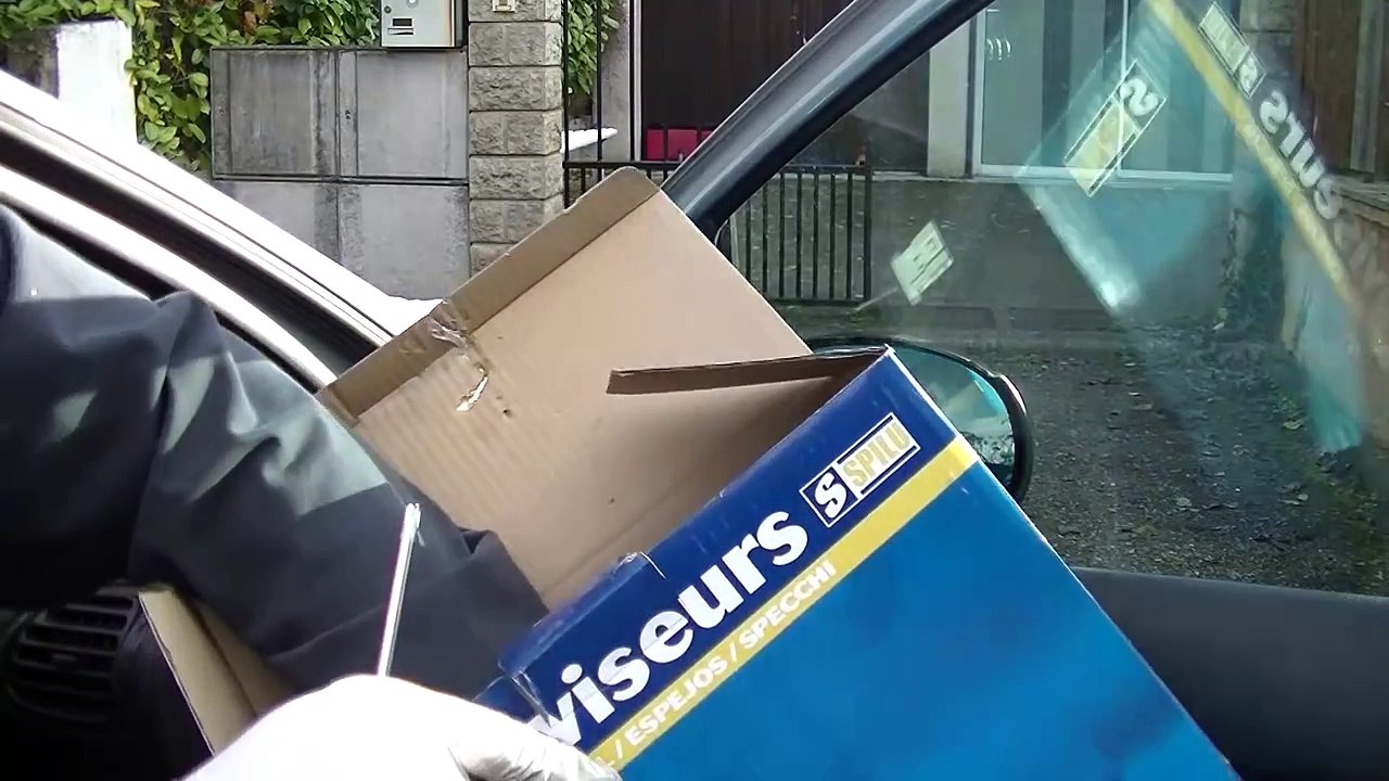 Autre méthode pour changer un rétroviseur de voiture