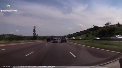 Le conducteur d’un SUV tente d’effrayer un automobiliste sur l’autoroute