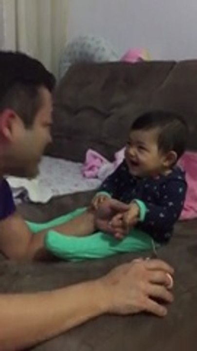 Această fetiță adorabilă își va fura inima! Vezi ce face atunci când tatăl ei încearcă să îi taie unghiile!