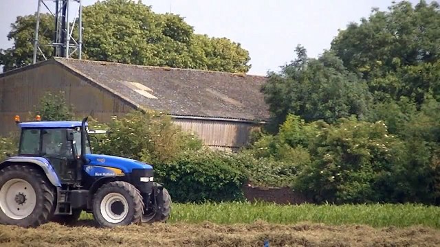 NEW HOLLAND BB 9070 au pressage des fanes de pois en 2013