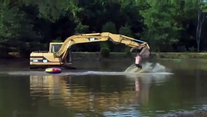 Прикол. Серфинг с экскаватором