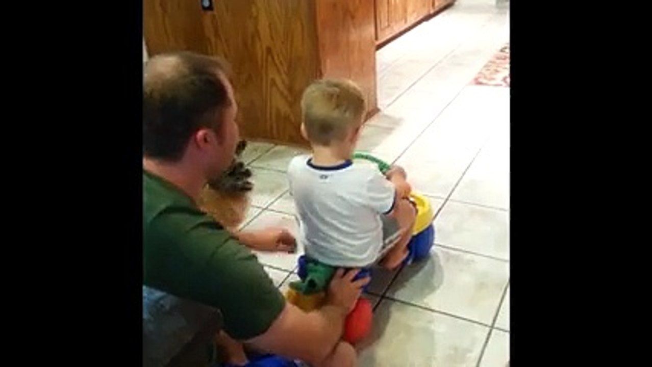 Cum reacționează acest câine atunci când tatăl se joacă cu fiul lui! De necrezut!