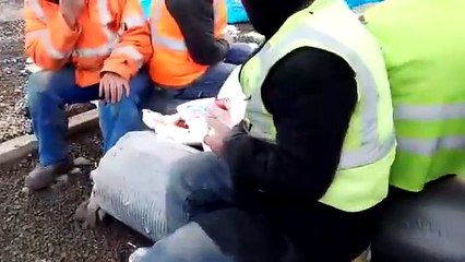 BOTAŞ işçilerine yemekhane kirlenmesin diye dışarda donmuş yemek