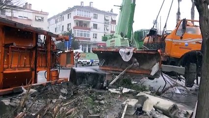 Kar küreme aracının hızla eve çarpması kamerada: 1 ölü, 2 yaralı