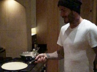 Exclu Vidéo : David Beckham : Il fait mieux sauter les crêpes que son fils Brooklyn !