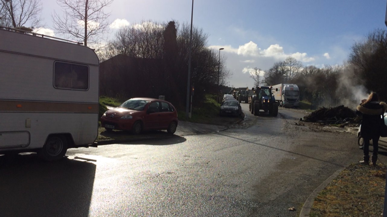 Crise agricole. Les agriculteurs en nombre devant Lidl Ploumagoar