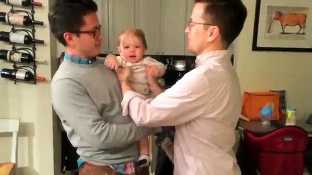 Il bimbo non sa scegliere il suo papà tra due gemelli identici (720p Full HD)