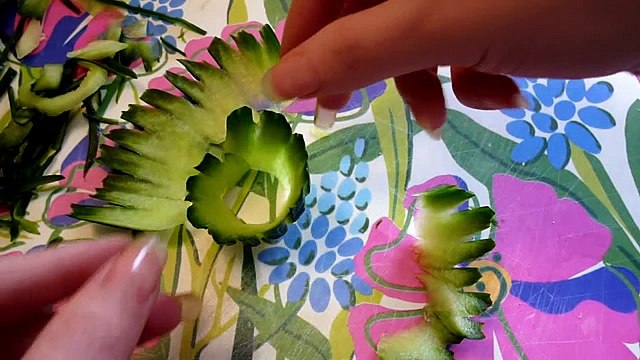 Цветок из огурца и помидора. Decoration of vegetables Украшения из овощей