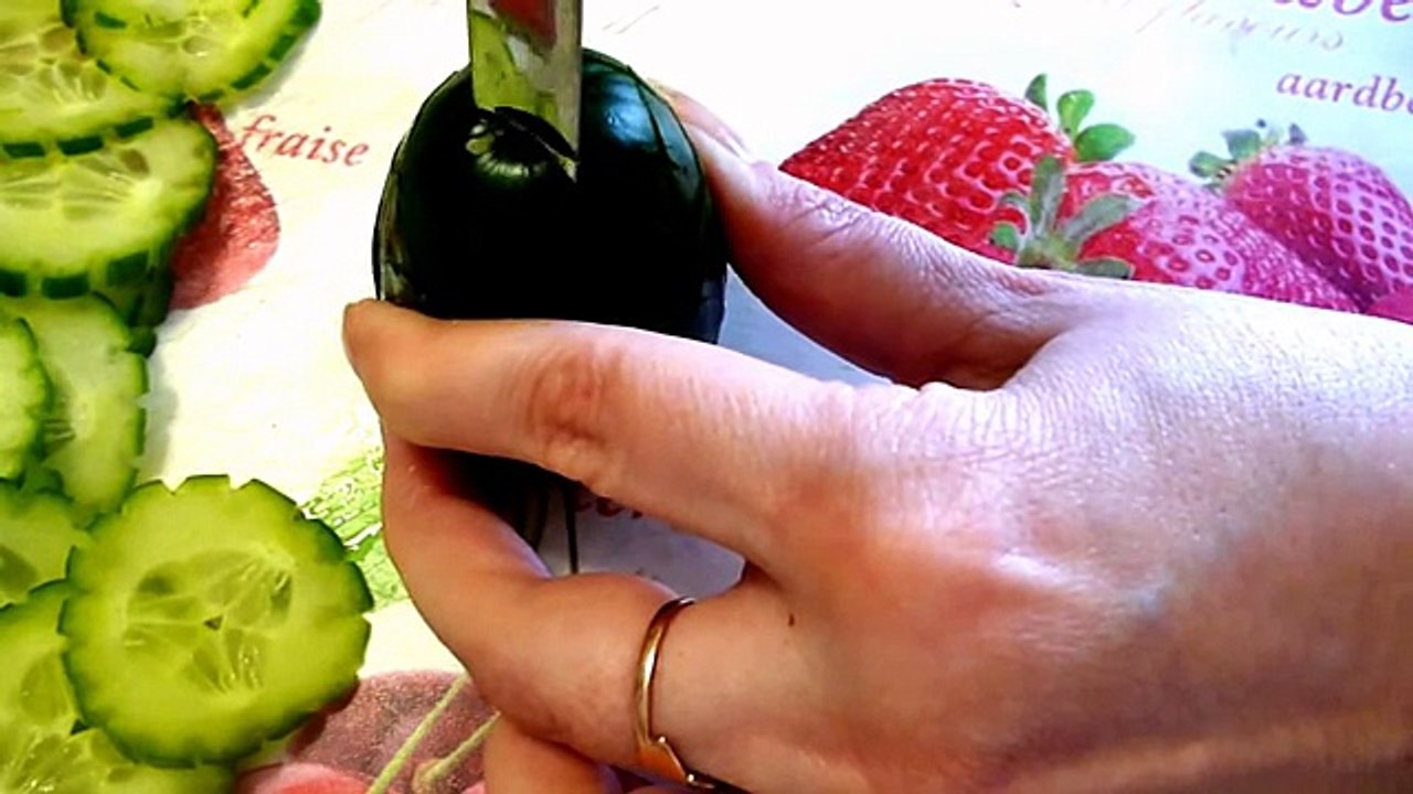 Цветок из огурца. Flower of Cucumber. Decoration of Cucumber. Украшения из огурца