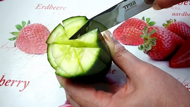 Цветок из огурца. Украшения из огурца. Flower cucumber. Decoration of cucumber