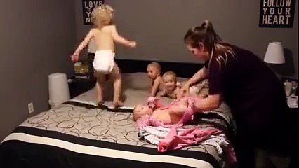Cette Super Maman de 4 bébés mériterait bien la palme de l'efficacité et de la patience