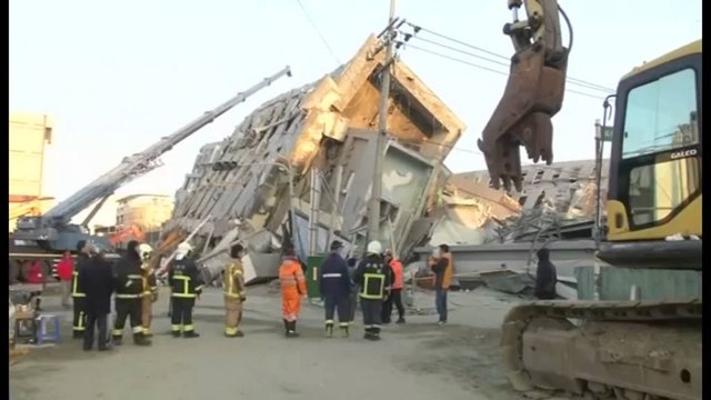 SHPETOHEN TE GJALLE EDHE DY TE MBIJETUAR NEN RRENOJAT E PALLATIT TE SHEMBUR NE TAJVAN LAJM