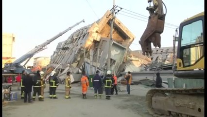 SHPETOHEN TE GJALLE EDHE DY TE MBIJETUAR NEN RRENOJAT E PALLATIT TE SHEMBUR NE TAJVAN LAJM