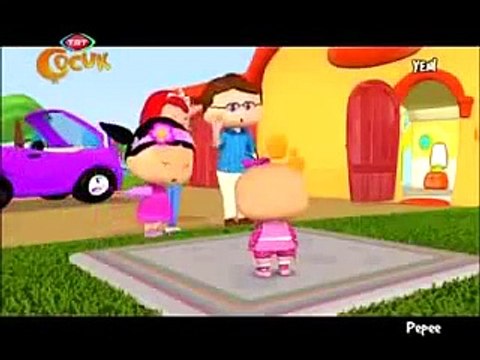 Pepee ve Niloya gezerek şarkı söylüyorlar!Pepee araba kullanıyor.Niloya ile Pepee kırmızı