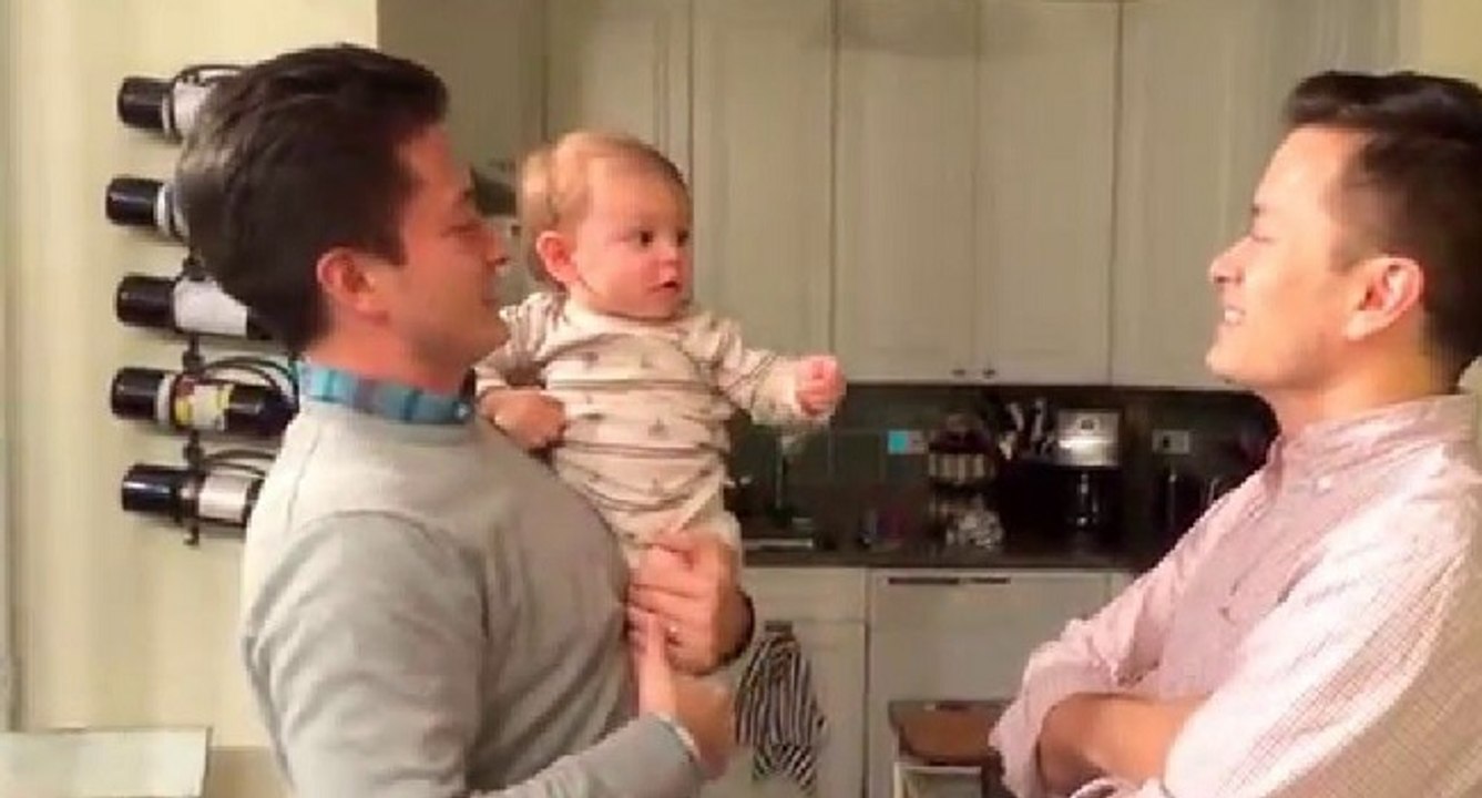 Un bébé rencontre le jumeau de son papa