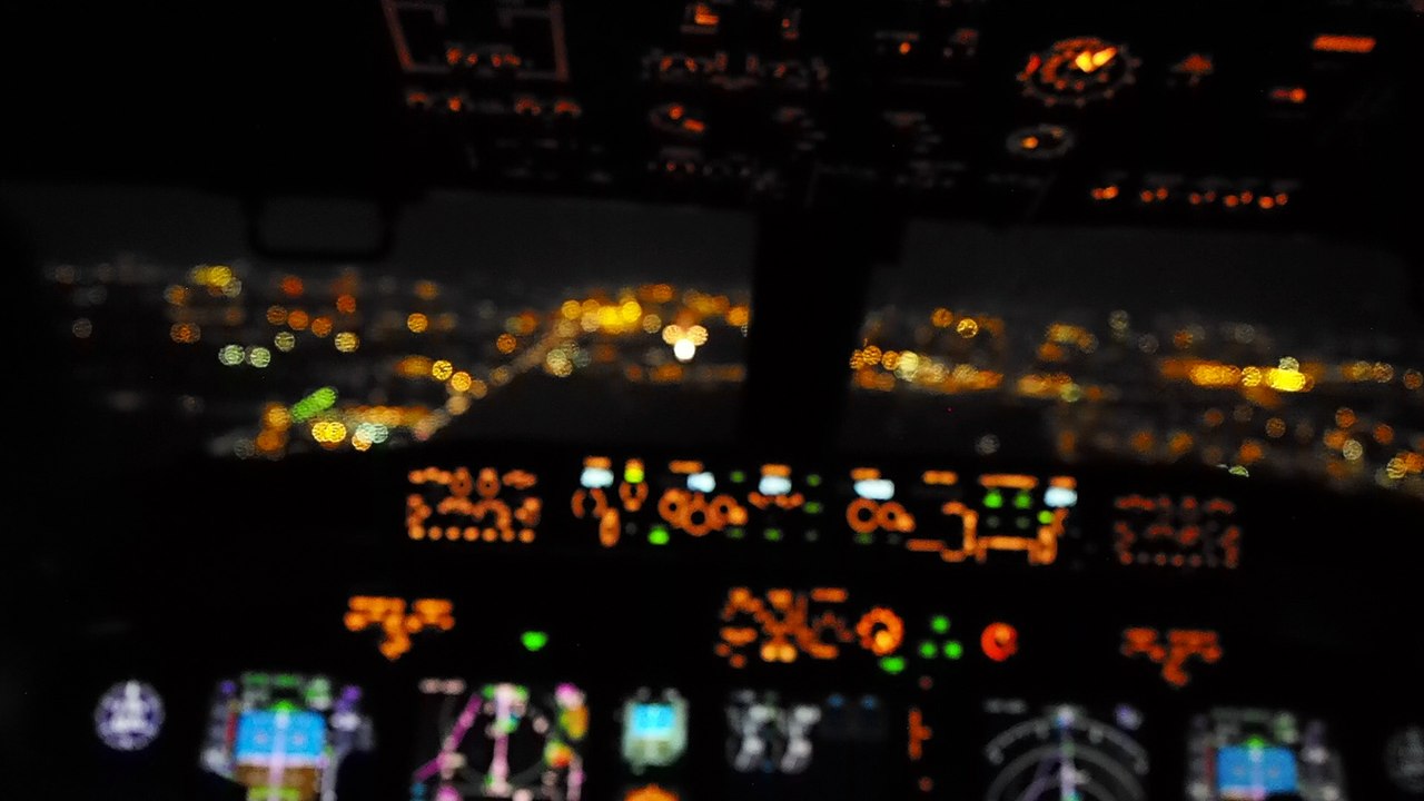 737 Approach at night