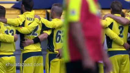 Australian Cricketer Playfully Touches Teammate's Shoulder 🏏