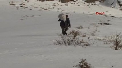 Elazığ'da Yabani Hayvanları İçin Doğaya Yem Bıraktılar