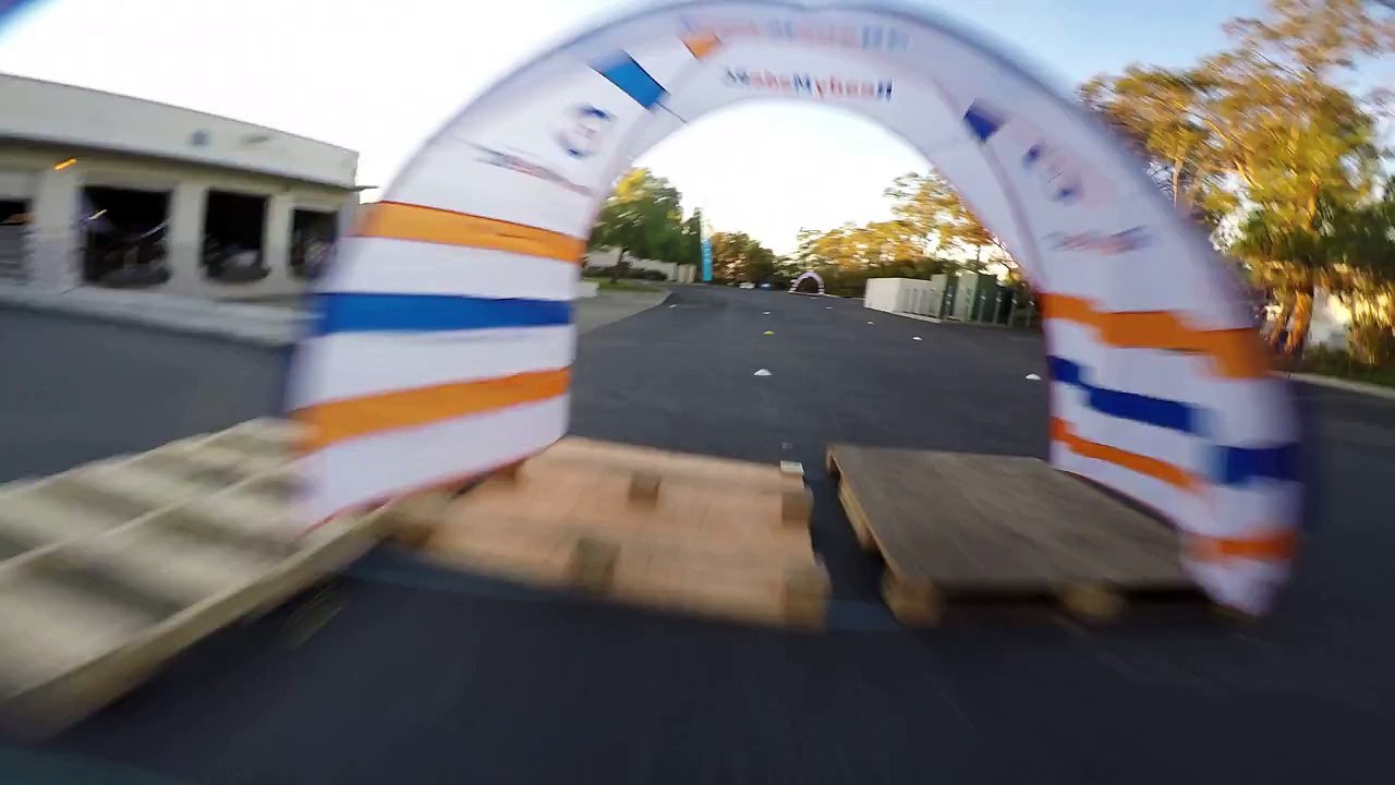 Course de drones folle dans un entrepôt aux Etats-Unis.