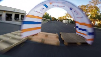 Course de drones folle dans un entrepôt aux Etats-Unis.