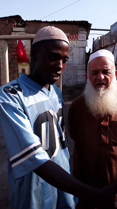 الدعوة الى الله في شوارع اوغندا  ( وإعتناق اﻹسلام على ايدي الاحباب العرب ، حفظهم الله عزوجل