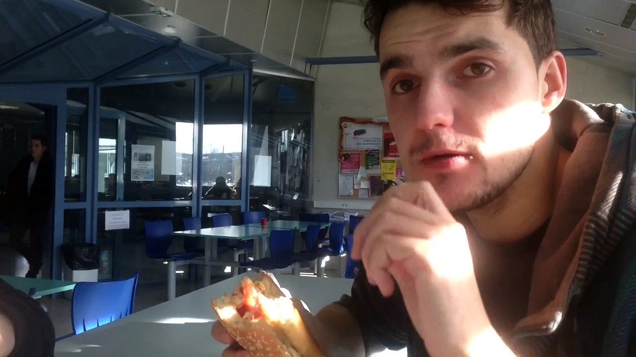 Il mange un petit charolais de McDo, ce qu'il trouve à l'intérieur est incroyable !