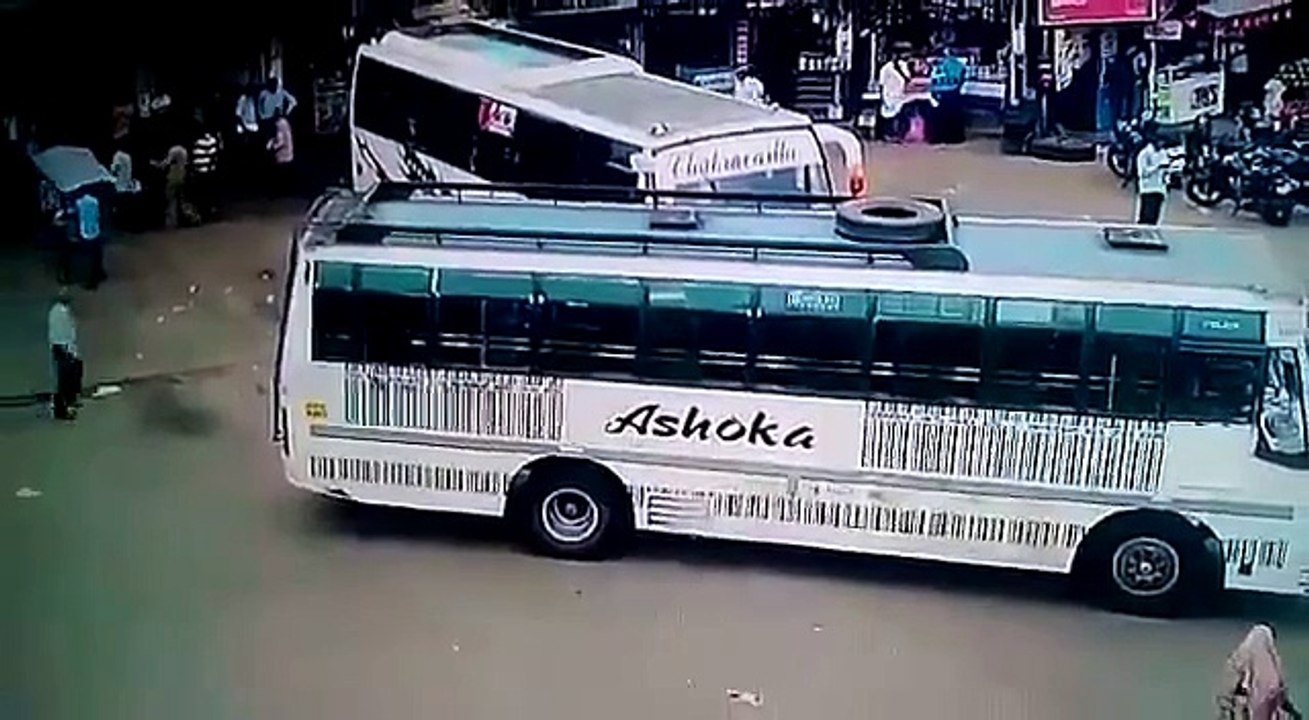Autorikshaw Crashed into a Parked Bus @:37