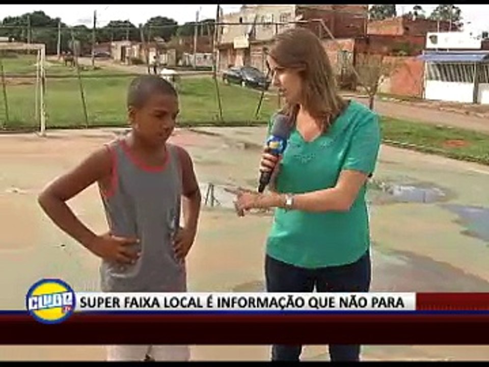 CRIANÇAS BRINCAM EM CONDIÇÕES PRECÁRIAS