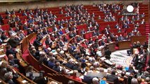 النواب الفرنسيون يوافقون على إسقاط الجنسية عن المدانين بالإرهاب