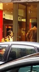 Deux malfaiteurs bloqués dans le sas d'une bijouterie