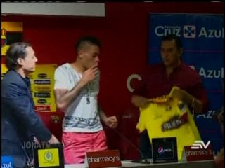 Alvez-presentado-en-Barcelona