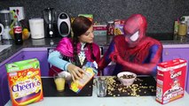 Đồ chơi trẻ em siêu nhân người nhện và công chúa Anna ăn sáng! Siêu nhân làm rớt đồ ăn bị đánh (FULL HD)