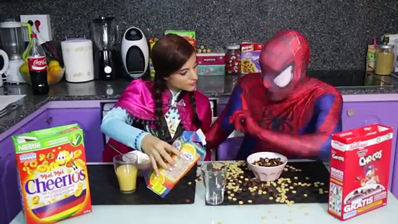 Đồ chơi trẻ em siêu nhân người nhện và công chúa Anna ăn sáng! Siêu nhân làm rớt đồ ăn bị đánh (FULL HD)