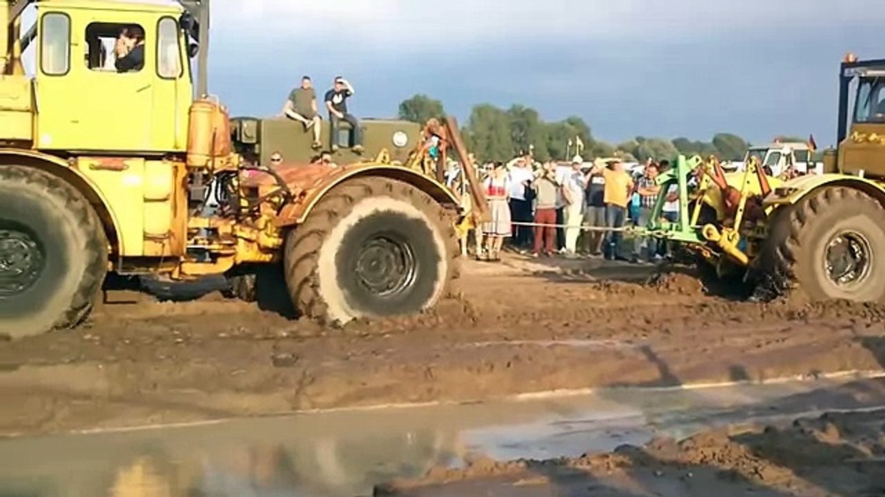 Тракторы – Кировец К-700 vs Кировец К-700, кто сильнее-