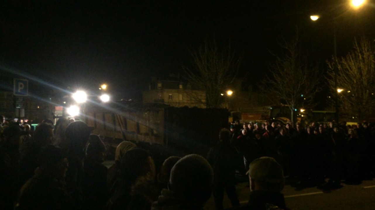 Les agriculteurs déversent devant la sous préfecture