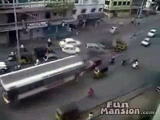 This is Impossible - Crazy Traffic_Road in India MUST SEE