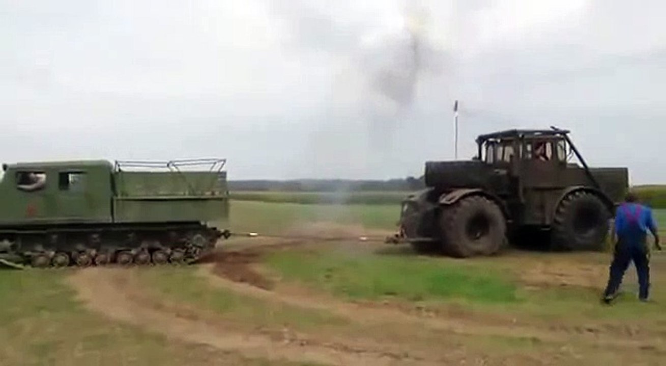 Тракторы – Кировец К-700А vs гусеничный вездеход, кто сильнее-