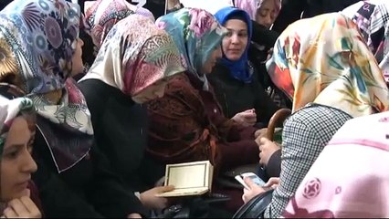 Bank Asya'ya gelen vatandaşlar kendilerini fişleyen  polise el salladı