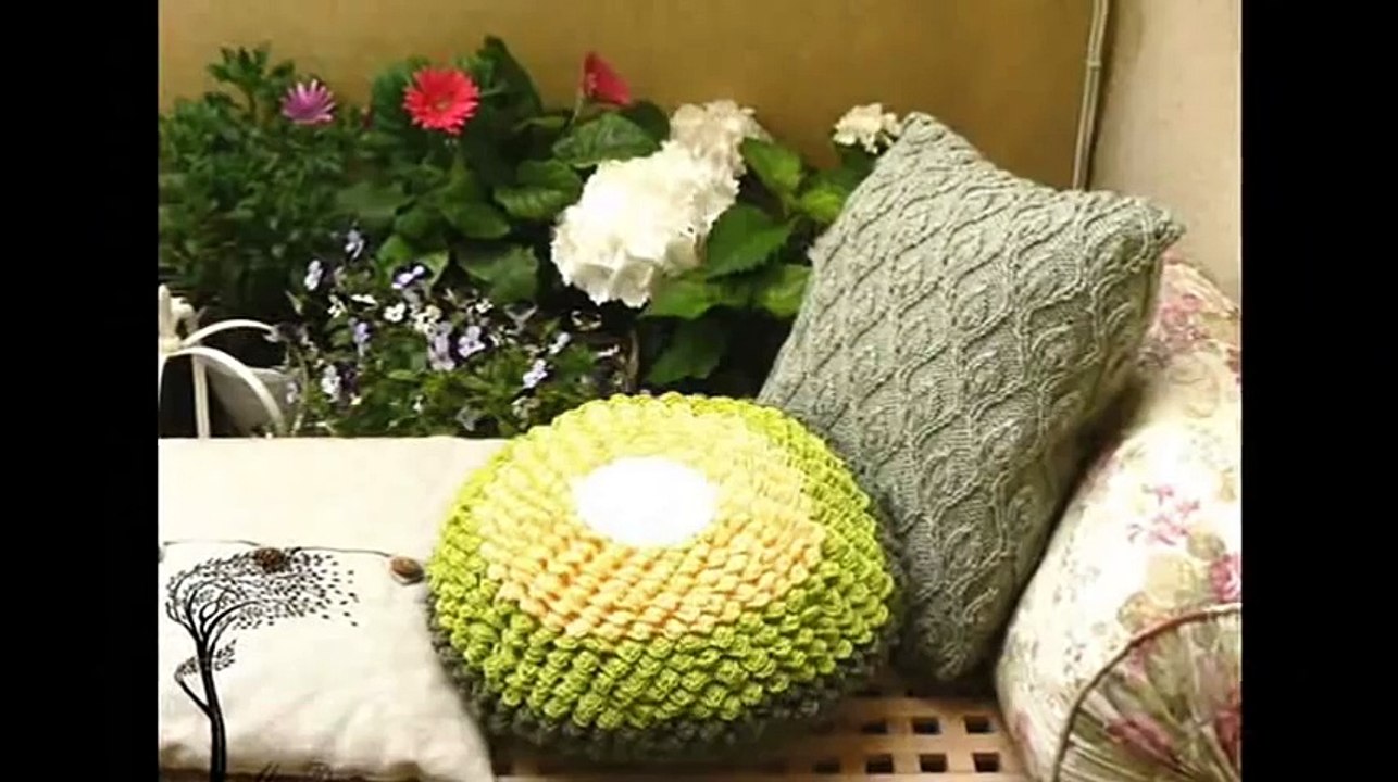 Очень милые подушки вязаные спицами !