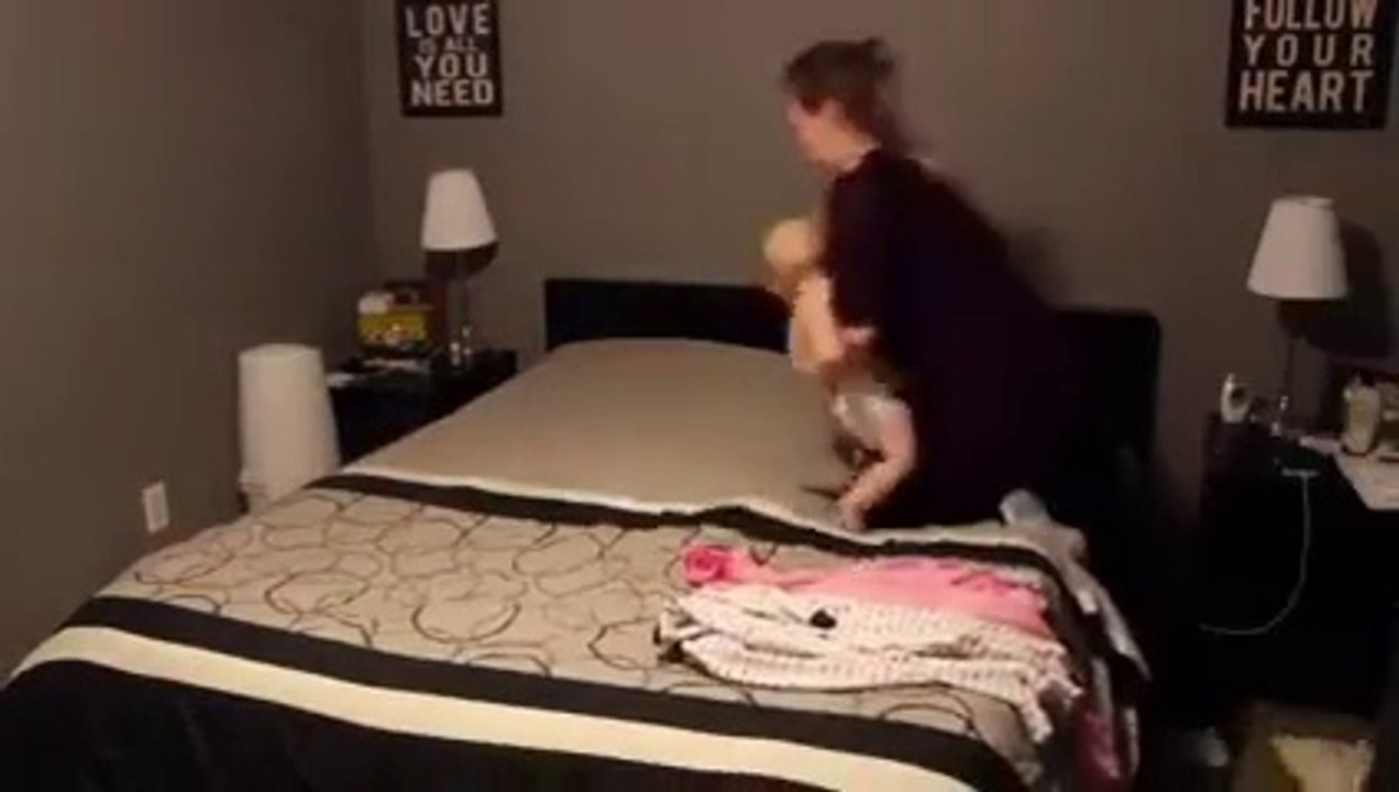 Cette Super Maman de 4 bébés mériterait bien la palme de l'efficacité et de la patience - vidéo Dailymotion