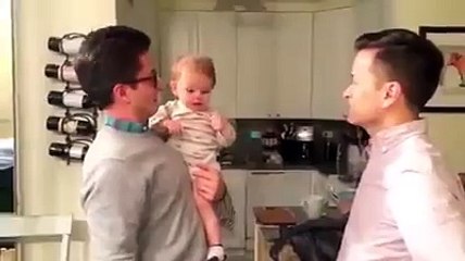 Ce bébé confond son père avec son frère jumeau..