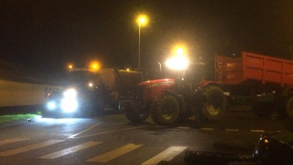 Les agriculteurs en colère déchargent devant la Scarmor