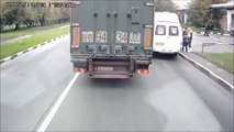 Un automobiliste donne un doigt à un camionneur, regardez la réaction de ce dernier !