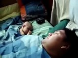 DESPIERTA SU HIJO CON RONQUIDOS (360p)