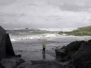 Pareja de jubilados arrastrada por fuerte oleaje del mar en Portsall