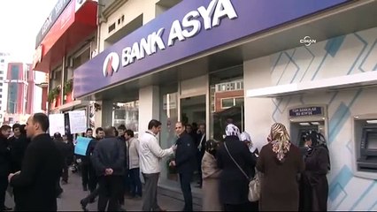 Bank Asya’ya koşan insanların para yatırmasına engel olmaya çalıştı