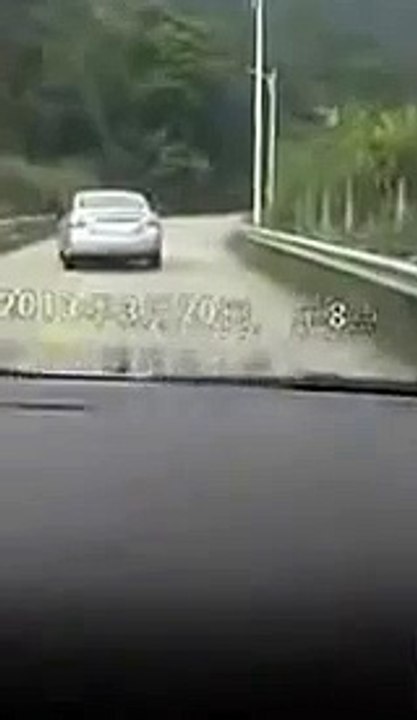 Приколы на дорогах! Авто прикол! Целуются на ходу